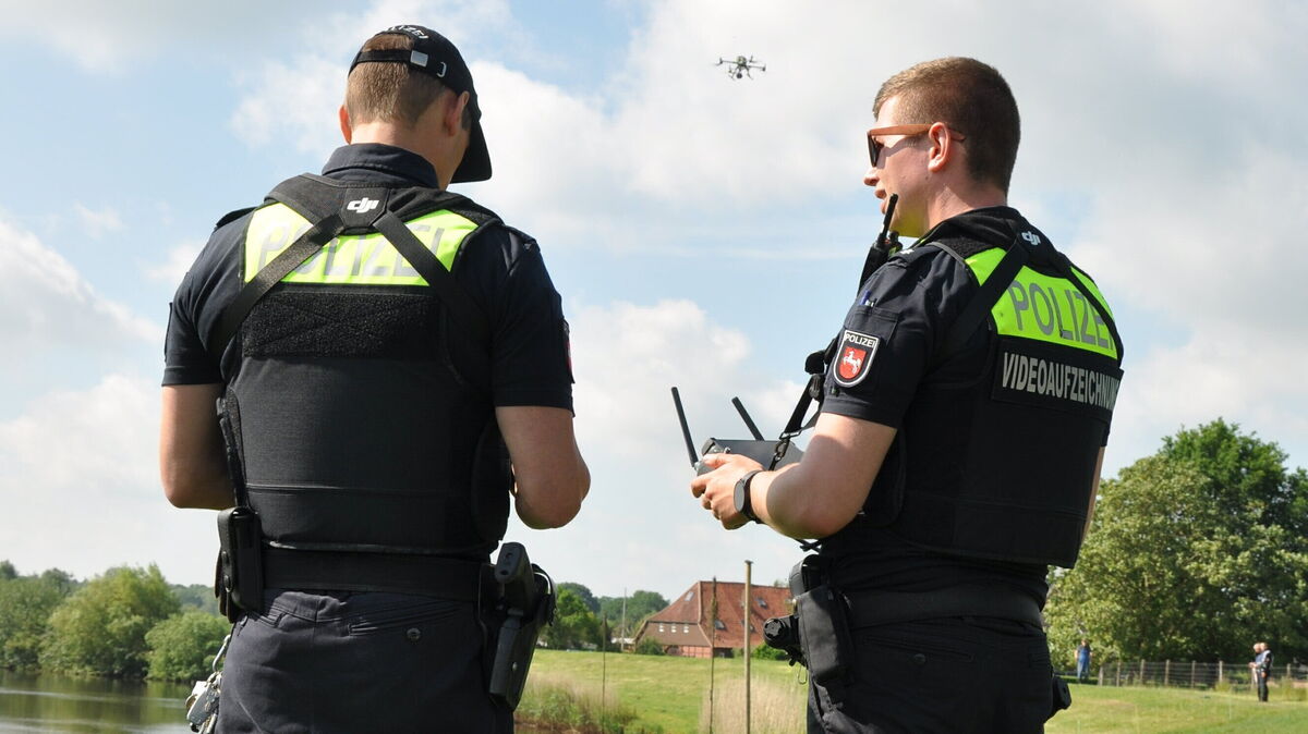 Insgesamt waren 60 Polizisten im Einsatz. In Zweierteams suchten sie nach dem Jungen. Foto: Polizei