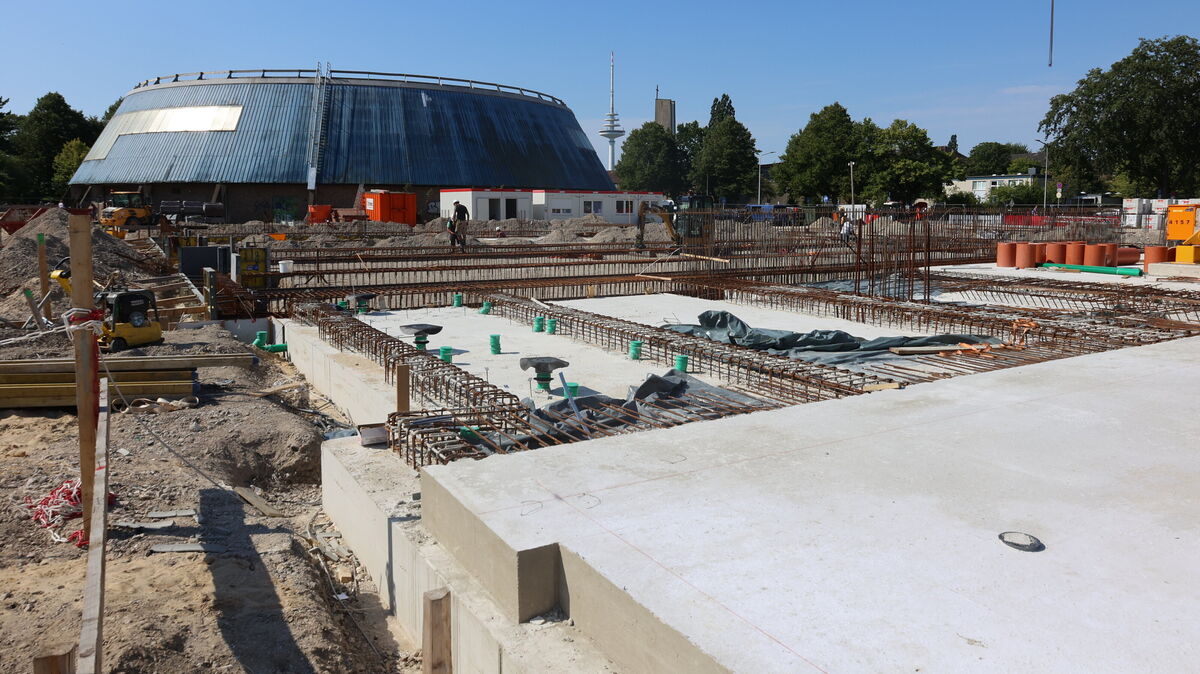 Der Bau schreitet voran: Am Dienstagmorgen wurde die Grundsteinlegung der neuen Sporthalle in Cuxhaven gefeiert. Im November 2025 soll die Halle fertig sein. Foto: Kolbenstetter