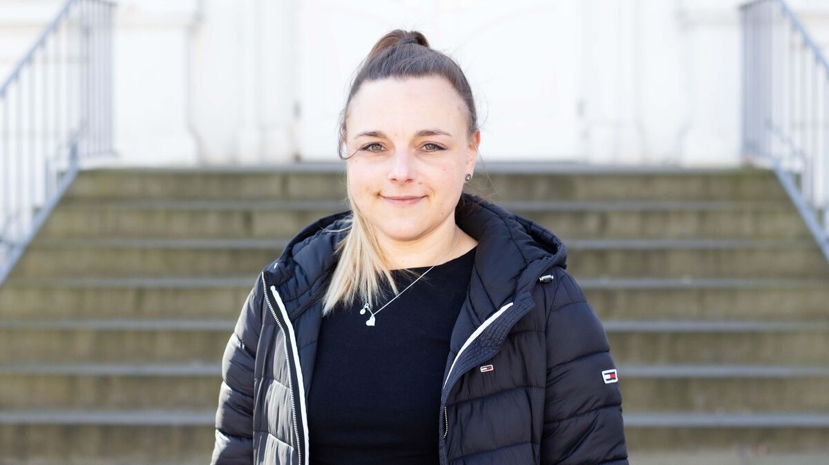 Seit 2015 arbeitet Sabrina Dreyer als Altenpflegerin. Die jüngsten zwei Berufsjahre haben Spuren hinterlassen. "Vor der Pandemie bin ich unbeschwerter zur Arbeit gegangen", sagt sie. Viele Sorgen prägen seit Beginn der Corona-Pandemie ihren Arbeitsalltag. Die geplanten Lockerungen sieht die 36-Jährige skeptisch. Foto: Stoike