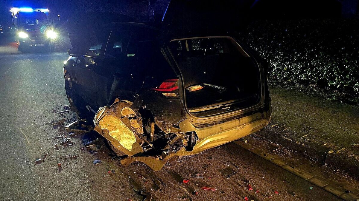 Offensichtlich übersieht der Audi-Fahrer einen am Straßenrand parkenden Kia Hybrid und prallt heftig von hinten auf. Foto: Lange