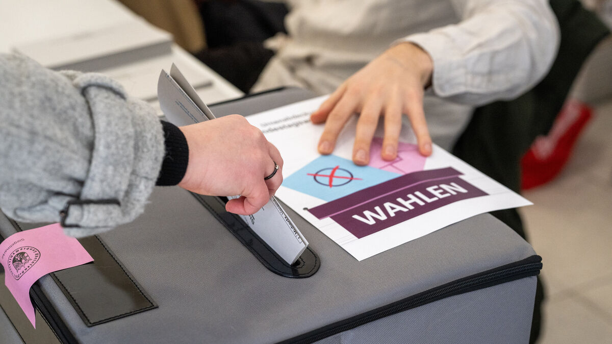 Wähler in der Börde Lamstedt geben ihre Stimme ab. Eine Partei dominiert dabei. Symbolbild: Harald Tittel/dpa