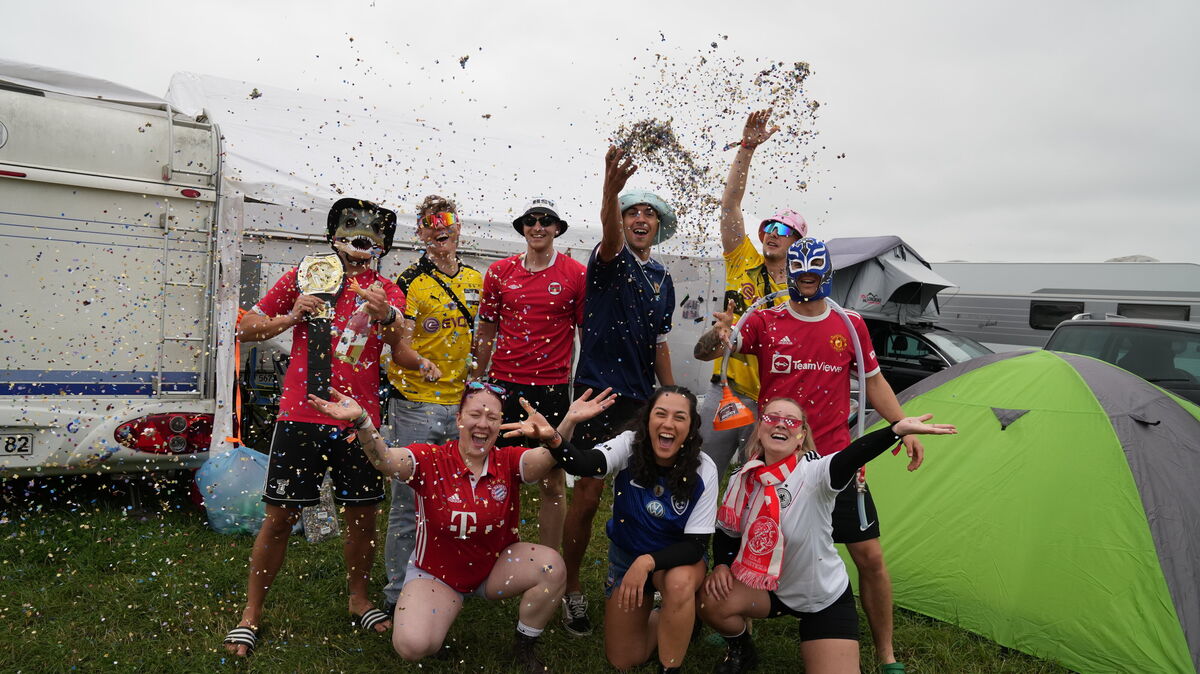 Der Deichbrand-Donnerstag ist Trikot-Tag und das nicht nur in unserer Bildergalerie. Auch auf den Campingplätzen tragen die Festivalfans Trikots in allen Farben. Foto: Overschmidt