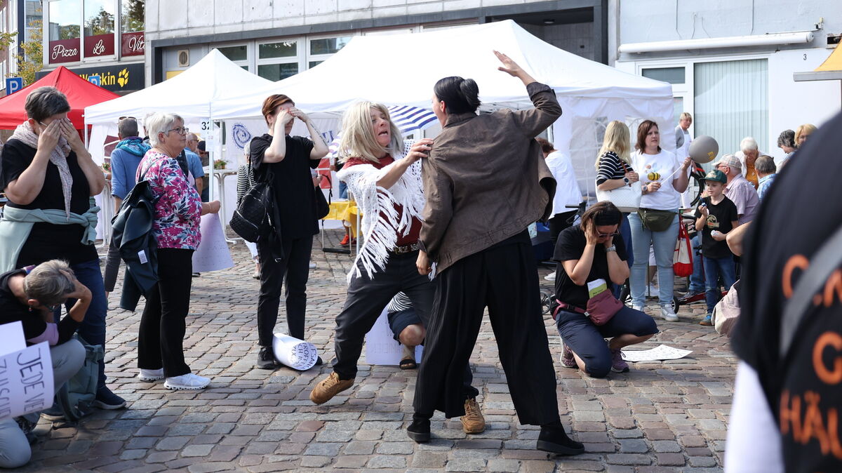 Auf dem Buttfest wurden in kurzen Spielszenen verschiedene Phasen des Kreislaufs häuslicher Gewalt dargestellt: von abwertenden Bemerkungen über Schuldumkehr bis hin zu körperlichen Übergriffen. Foto: Larschow