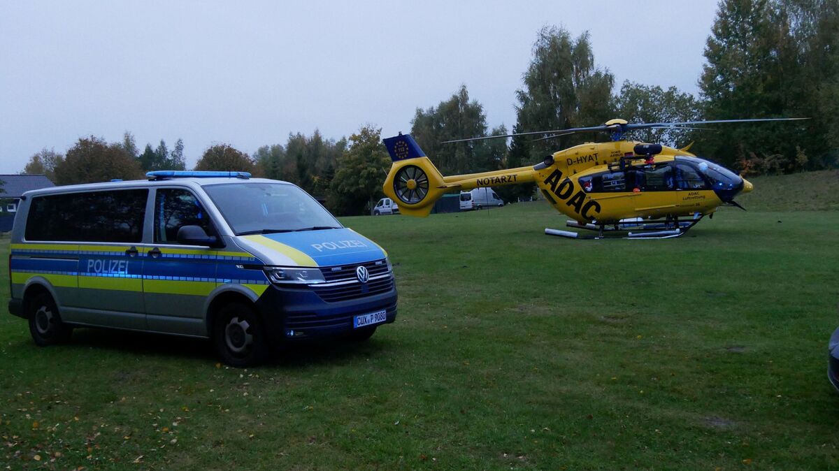 Nach dem Tauchunfall sind sowohl Polizei als auch ein Rettungshubschrauber vor Ort. Foto: Lange