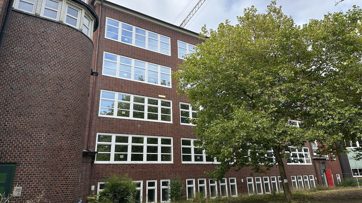 Der Landkreis Cuxhaven informiert über unerwartete Probleme bei der Sanierung des historischen Schulgebäudes. Foto: Reese-Winne