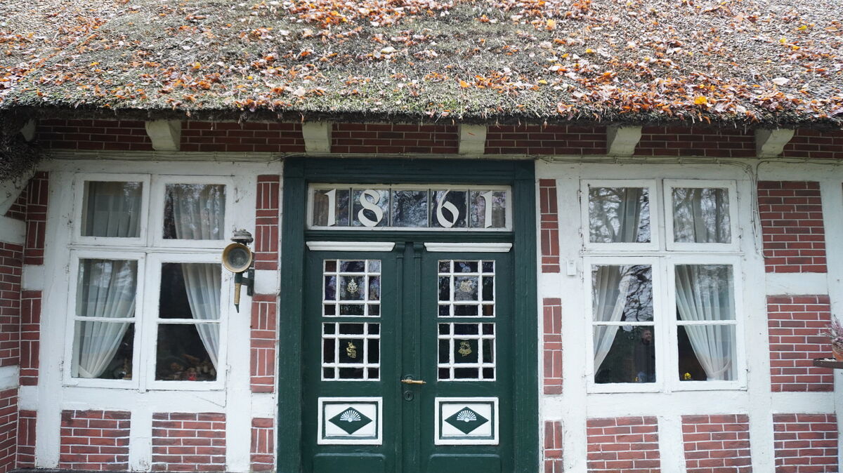 Seit über 500 Jahren lebt die Familie von Dirk Tiedemann auf dem Grundstück, auf dem auch das denkmalgeschützte Reetdachhaus steht. Foto: Brettschneider