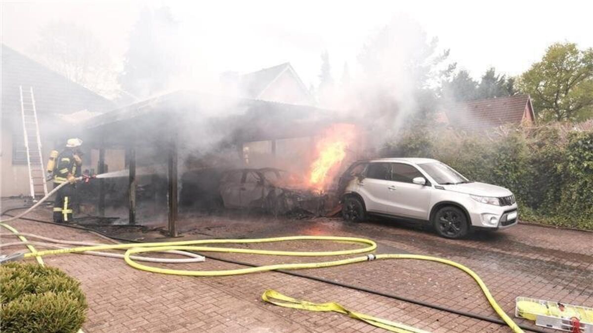 Unter dem Carport in der Bauernreihe brennen zwei Autos. Foto: Rolf Hillyer-Funke