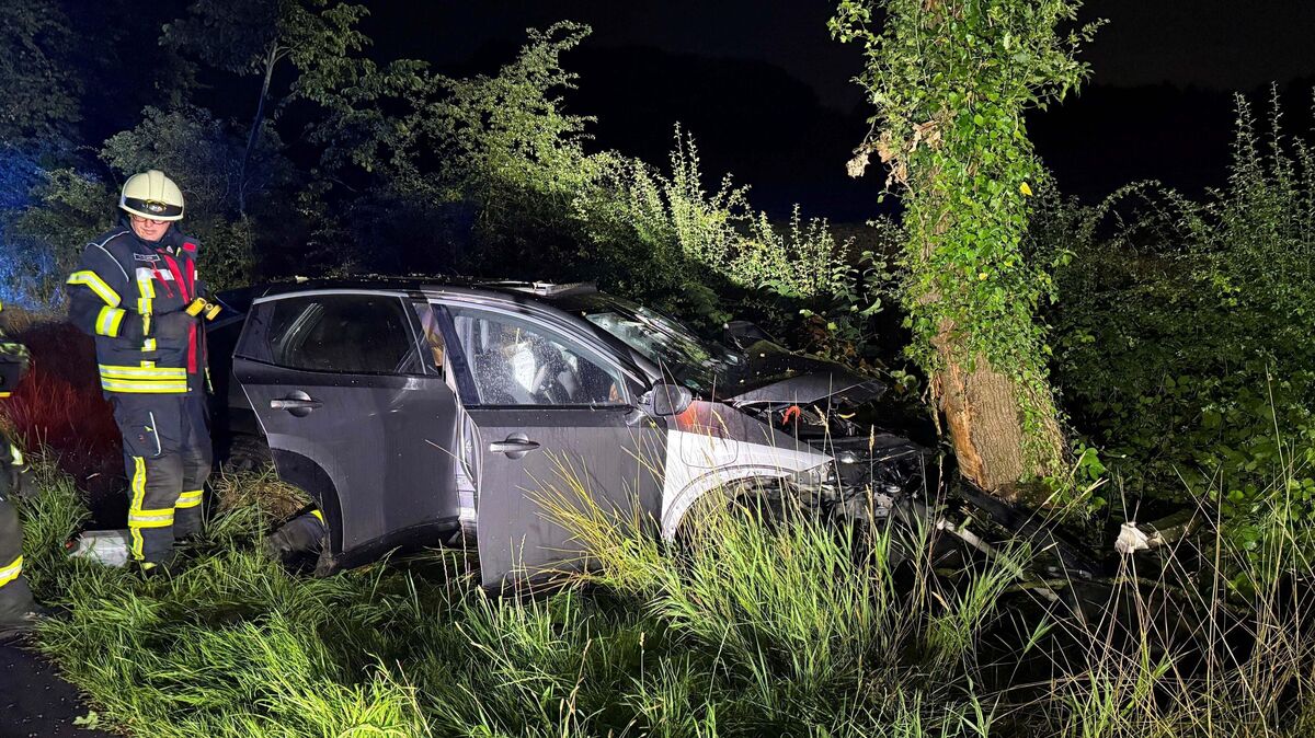 Da es sich bei dem verunfallten Fahrzeug um ein Elektrofahrzeug handelt, wird der Brandschutz umgehend gesichert und die Batterien werden abgeklemmt. Foto: Lange