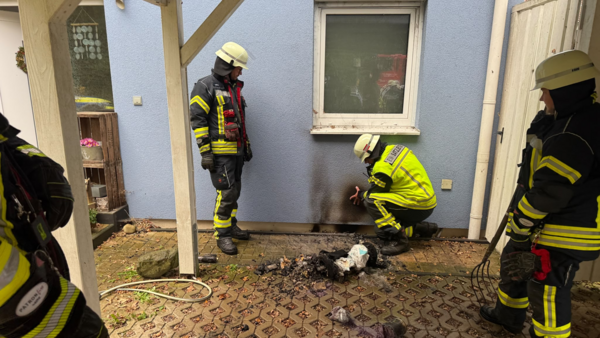 Mülltonnen in Hechthausen stehen in Flammen: Wohnhaus und Auto in Gefahr