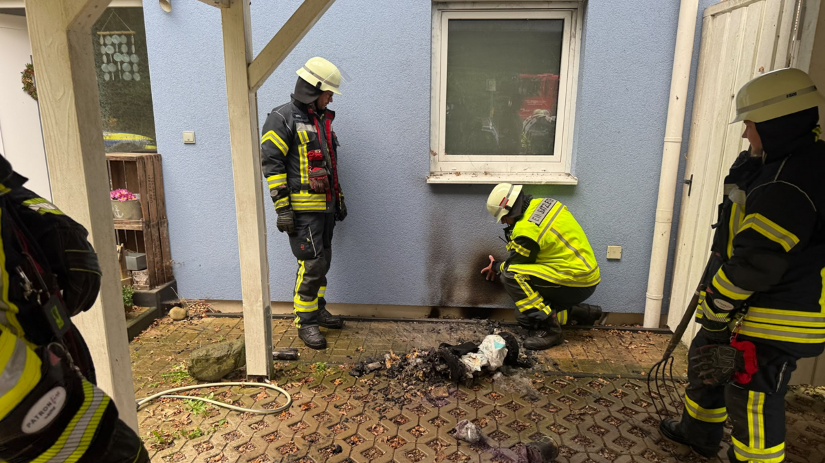 Zur Absicherung und zum Aufspüren versteckter Glutnester in der Außenwand setzten die Einsatzkräfte eine Wärmebildkamera ein. Foto: Jürgen Lange