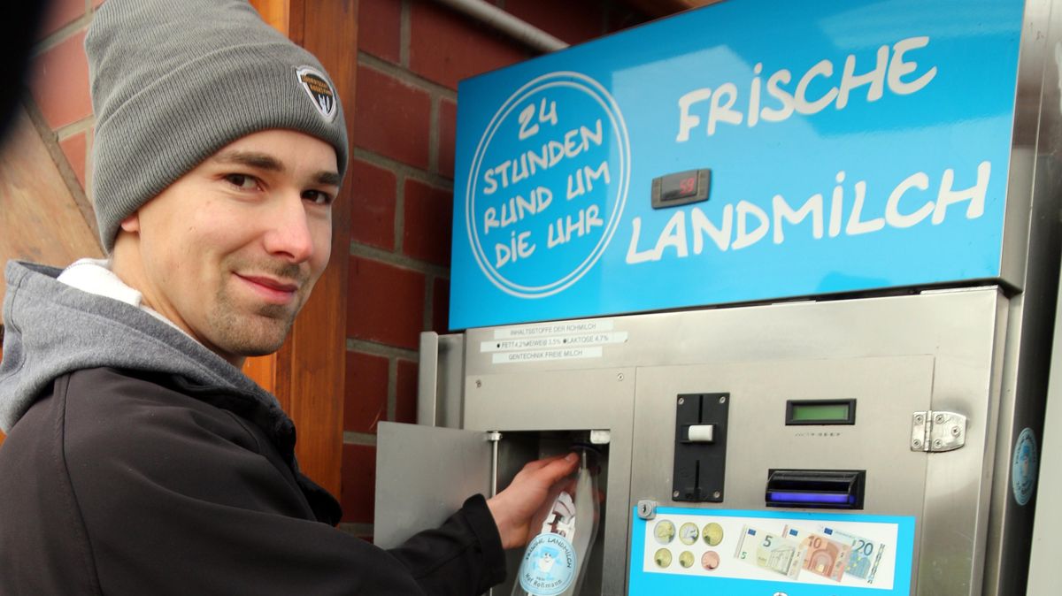 Junglandwirt Hauke Roßmann aus Cuxhaven-Berensch: Die hofeigene Milchtankstelle - die erste im Cuxland überhaupt - ist 24 Stunden am Tag zugänglich. Foto: Monsees