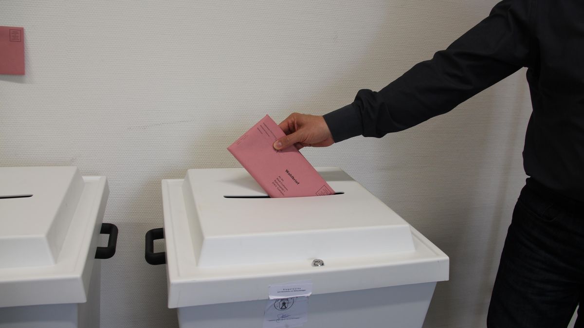 Immer mehr Cuxhavener nutzen die Möglichkeit der Briefwahl. Der Wahlleiter der Stadt Cuxhaven, Hendrik Nintzel, rechnet mit bis zu 5800 Briefwählern für Sonntag. Foto: Dhem