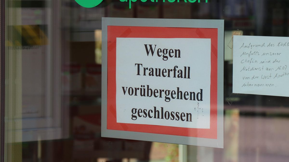 An der Eingangstür der Sietland-Apotheke in Wanna hängt ein Schild mit der Aufschrift "Wegen Trauerfall vorübergehend geschlossen." Noch ist völlig unklar, wie lange dieses "Vorübergehend" andauern wird. Foto: Mangels