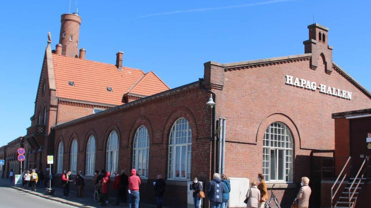 Schlange stehen vor dem Impfzentrum Cuxhaven: Die Corona-Impfungen laufen auf Hochtouren. Nun wird das Tempo erhöht.Foto: Kramp