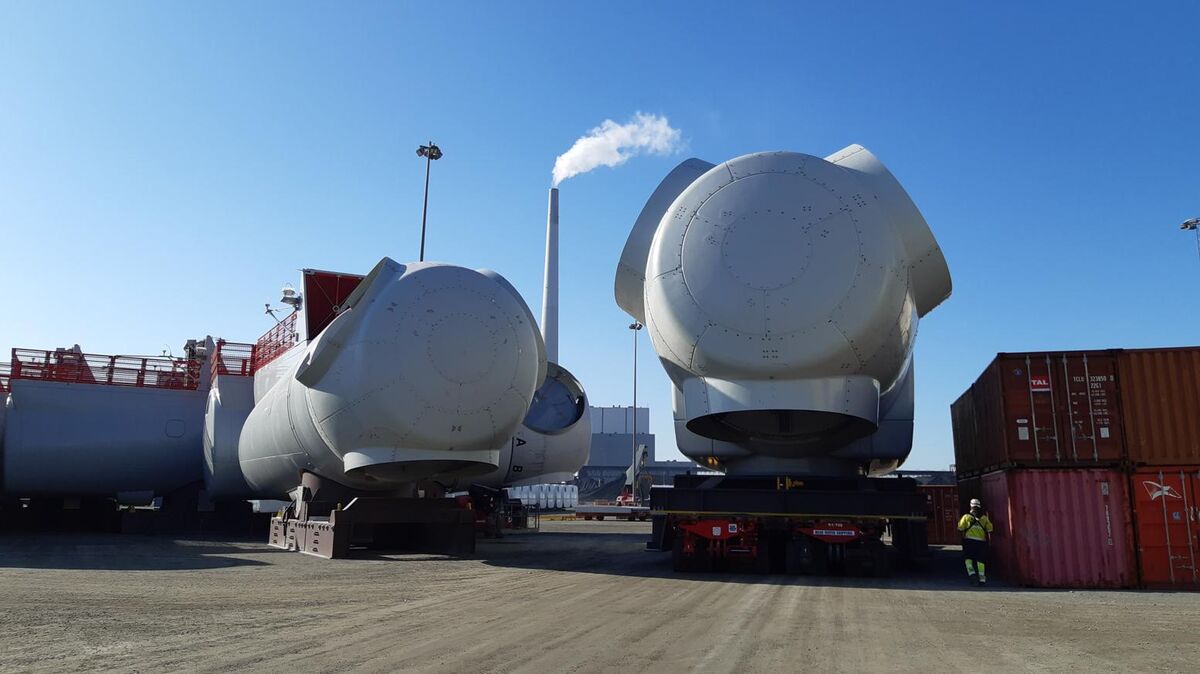 Die Maschinenhäuser der alten und neuen Anlage im Größenvergleich: Rechts die 11- und links die 8-Megawatt-Turbine wie sie im Cuxhavener Werk gebaut werden. Foto: Siemens Gamesa