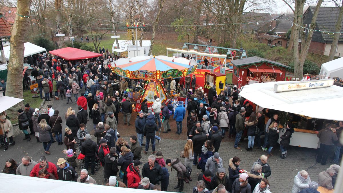 Der traditionelle Altenbrucher Weihnachtsmarkt (Archivfoto) lebt davon, dass Freunde, Nachbarn und Bekannte zu einem Plausch an den Ständen zusammenkommen. Allein das Abstandsgebot ist nach Einschätzung des Veranstalters daher auf dem kleinen Festgelände nicht einzuhalten. Foto: Sassen