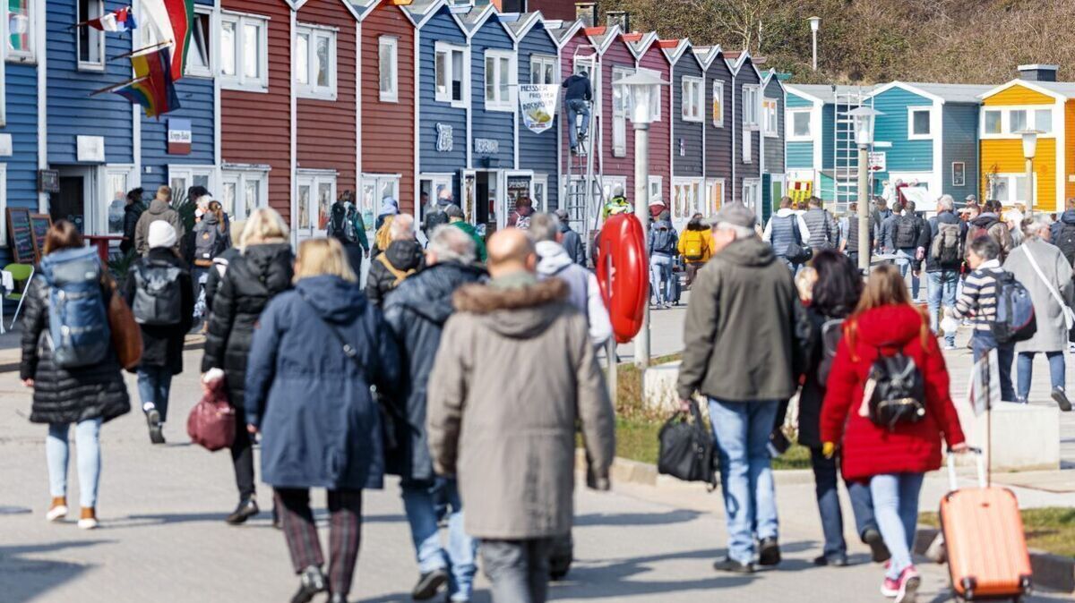 Hunderttausende Menschen strömen jedes Jahr nach Helgoland - und genießen unter anderem den Blick auf die Hummerbudenzeile. Archivfoto: Markus Scholz/dpa