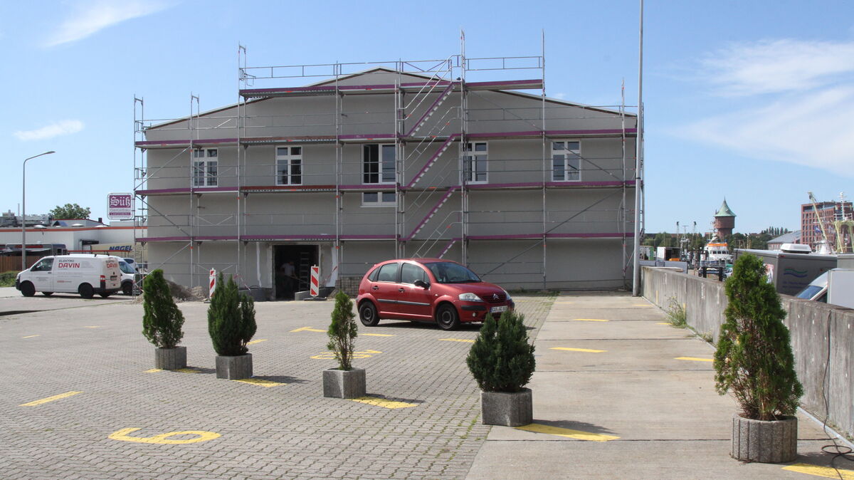 Giebel der einstigen Halle IV: Hier setzte früher einmal ohne Abstand Halle III an. Jetzt sind die Büro- noch beliebter als die gewerblichen Räume. Foto: Reese-Winne