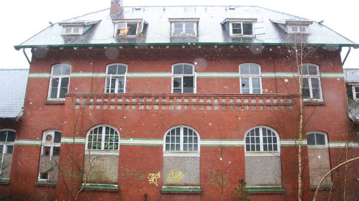 Unbekannte brachen in den zurückliegenden Monaten in das unter Denkmalschutz stehende Mathilde-Emden-Haus auf dem Gelände des ehemaligen Helios-Seehospitals ein und verursachten dort zum Teil erhebliche Schäden. Foto: Potschka