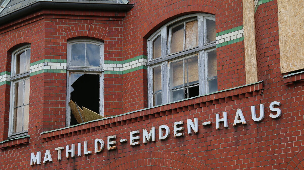 Das unter Denkmalschutz stehende Mathilde-Emden-Haus auf dem Areal des ehemaligen Helios-Seehospitals ist immer wieder Ziel von Vandalen. Jetzt wurden erneut von Unbekannten etliche Fensterscheiben eingeschlagen, um ins Gebäudeinnere zu gelangen. Foto: Potschka