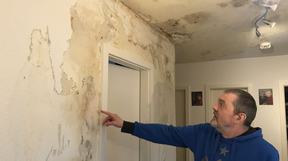 Die Berichte über die Schimmelwohnungen im Hochhaus (hier Mieter Günther Ehlen im Flur) haben die Runde gemacht. Foto: Reese-Winne