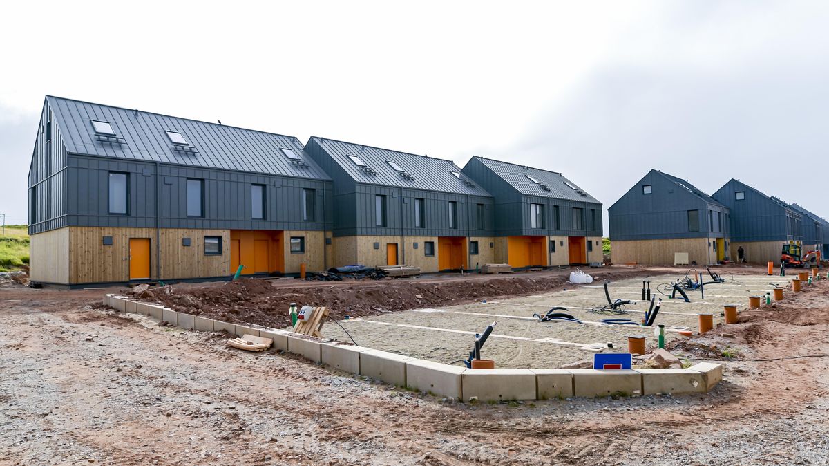 Mehrere Häuser in denen knapp 70 neue Wohnungen entstehen werden auf der Nordseeinsel Helgoland in der Nähe des Leuchtturms fertiggestellt. Foto: Axel Heimken/dpa