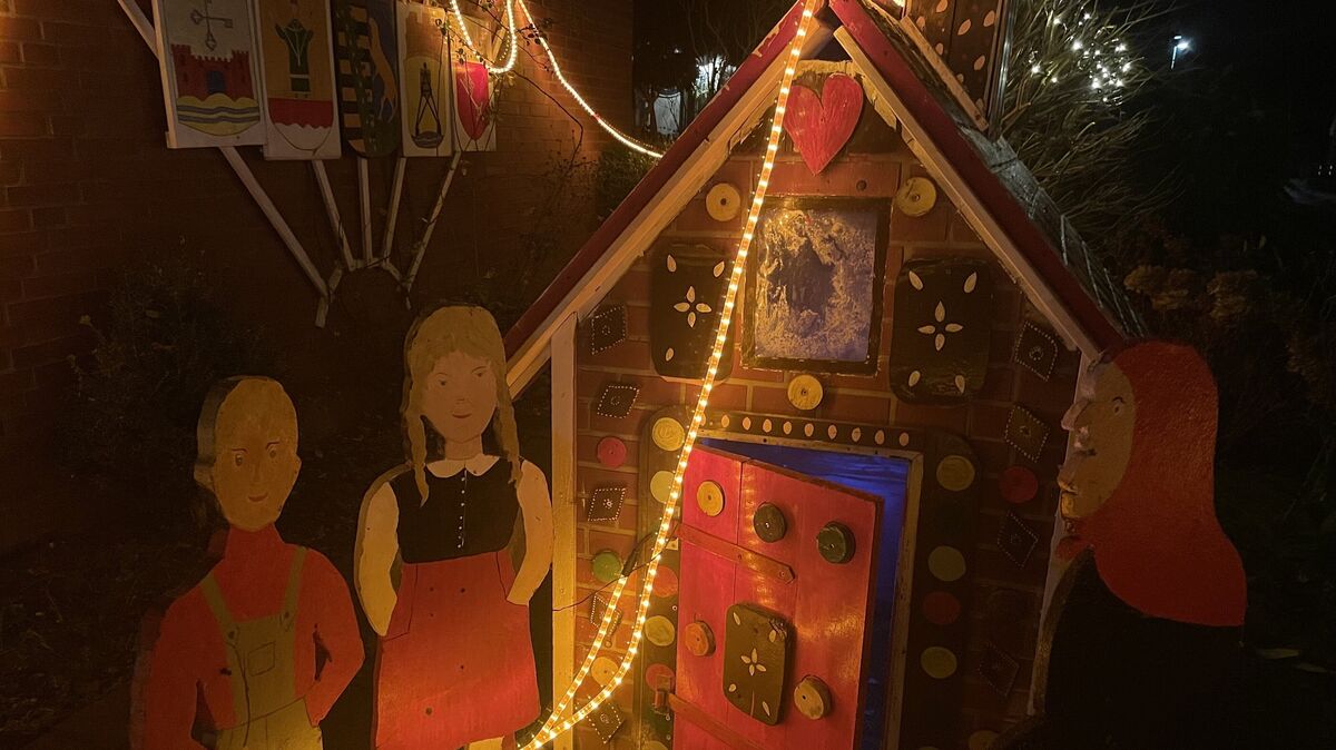 Ein Knusperhäuschen in Spielhausgröße mit Hexe sowie Hänsel und Gretel ist im Vorgarten vor Artur Brockmann zu bewundern.
