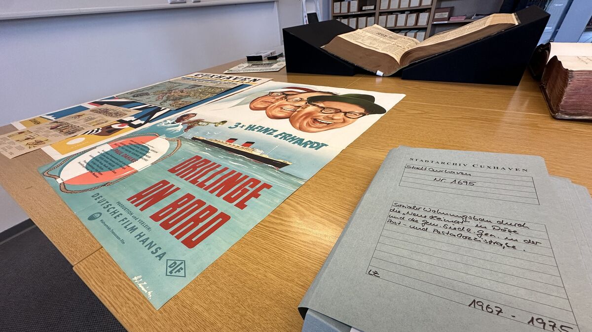 Im Stadtarchiv bleibt erhalten, was Cuxhavens Entstehungsgeschichte und Entwicklung geprägt hat. Jeder Griff ins Regal ist ein Treffer, ob es nun um Aktensammlungen, Filmplakate oder die Tageszeitung geht. Fotos: Reese-Winne
