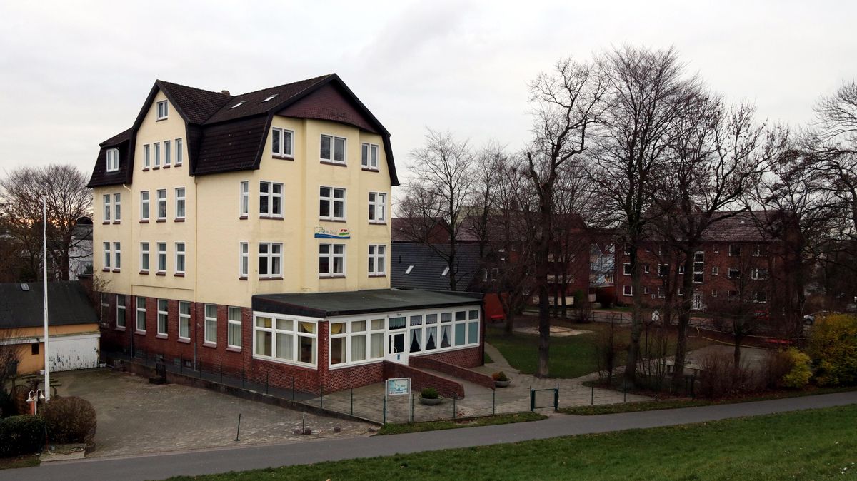 Was der von der Donner-Stiftung gezogene Schlussstrich für die Zukunft der in Top-Lage am Döser Seedeich befindlichen Immobilie bedeutet, ist anscheinend noch unklar. Foto: Koppe 