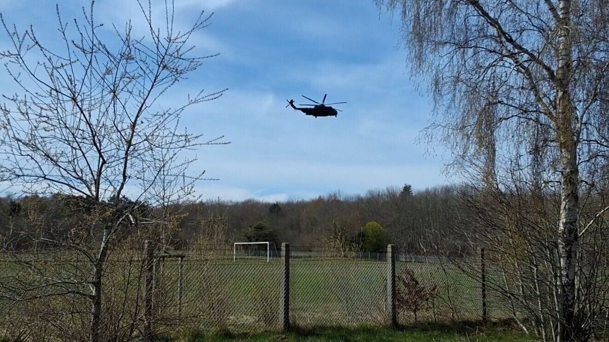 Einer der Hubschrauber über dem ehemaligen Kasernen-Sportplatz am Waldrand in Altenwalde (Videoauszug). Foto: Stöger
