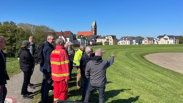 Deichschau in Cuxhaven: Von Hafenbau bis zu wilden Tulpen
