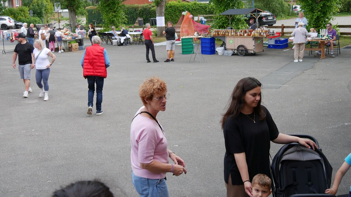 Der Flohmarkt im Außengelände des Frühlingsfestes lockt Besucher an. Foto: Lange