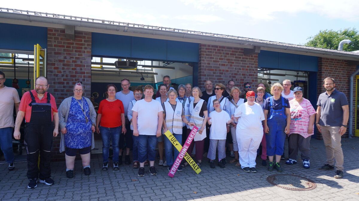 Die Omas gegen Rechts übergeben der Lebenshilfe Cuxhaven in Hemmoor ein „Kreuz ohne Haken“ als starkes Zeichen für Demokratie und Menschenwürde, um an die Opfer des NS-Unrechts zu erinnern. Foto: Brettschneider