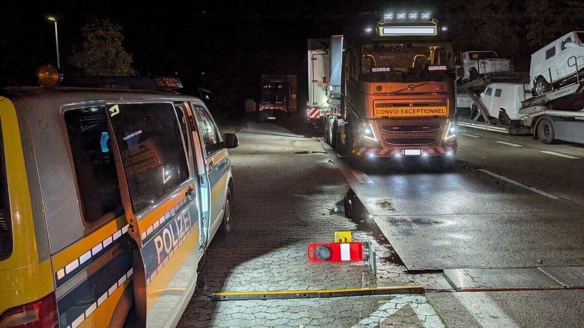 Die Beamten nehmen fünf Schwertransporte unter die Lupe. Foto: Polizei