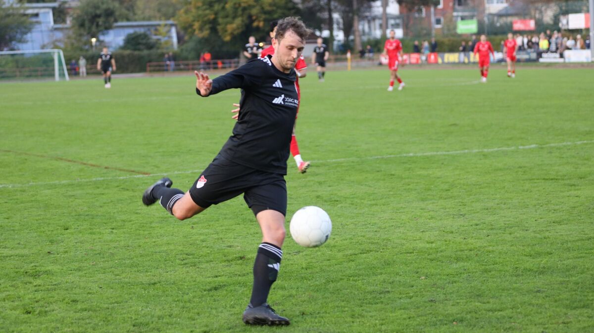Niklas Bode und sein TSV Altenwalde fahren am Sonntag als klarer Favorit zum Auswärtsspiel in Wiepenkathen gegen den Tabellenletzten. Foto: Unruh