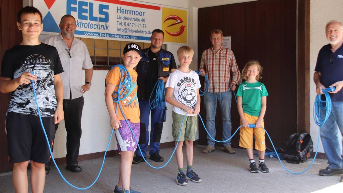 Jonas, Max, Jason und Max nahmen am Ferienspaß-Aktionstag der Unternehmergemeinschaft Hemmoor teil und freuten sich über ihr schickes blaues selbst gebautes Verlängerungskabel, das jeder nach der Aktion mit nach Hause nehmen durfte. Klaus Winter, Christian, René und Wolfgang Fels organisierten gemeinsam diesen kurzweiligen Vormittag für die Kinder. Foto: Drossner