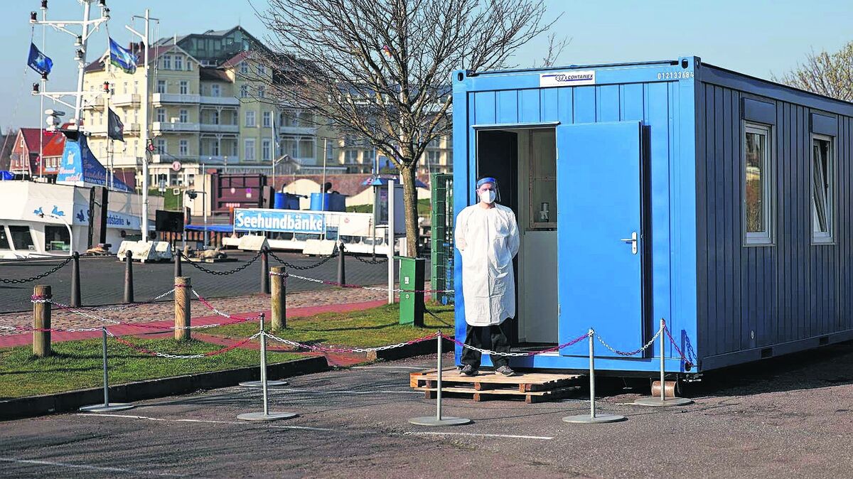 Christian Kruse steht vor der Corona-Schnellteststation an der Alten Liebe in Cuxhaven, die er gemeinsam mit einem Partner betreibt. Damit gehört die Ende März eröffnete Schnelltest-Station zu den ersten ihrer Art im Landkreis. Archivfoto: Lütt