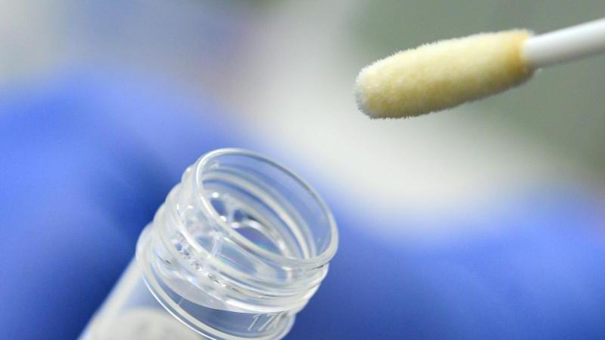 Eigentlich meldet der Landkreis am Dienstag nur zwei neue bestätigte Corona-Fälle. Beim RKI sind aber 20 Neuinfektionen angekommen. Symbolfoto: Sebastian Gollnow/dpa