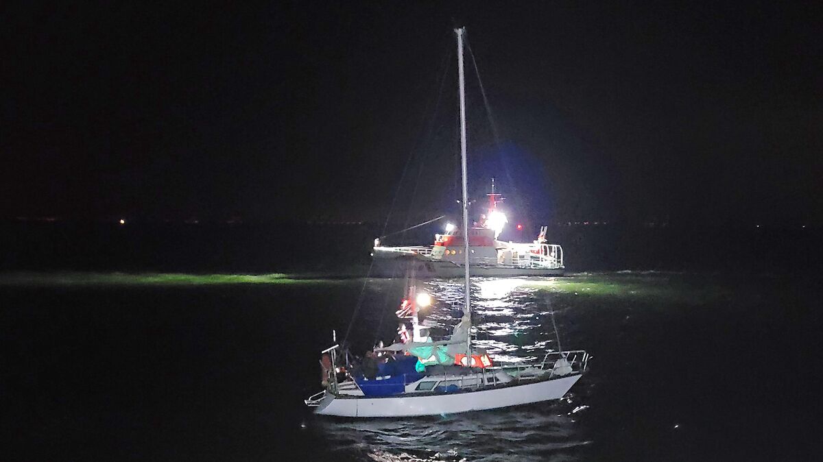 Nachdem Fischer und Lotsen die Kollision zwischen einem 400-Meter-Containerschiff und einer manövrierunfähigen Segelyacht in der Außenweser verhindert haben, übernimmt das Tochterboot des Seenotrettungskreuzers "Bernhard Gruben" den Havaristen. Foto: Die Seenotretter - DGzRS