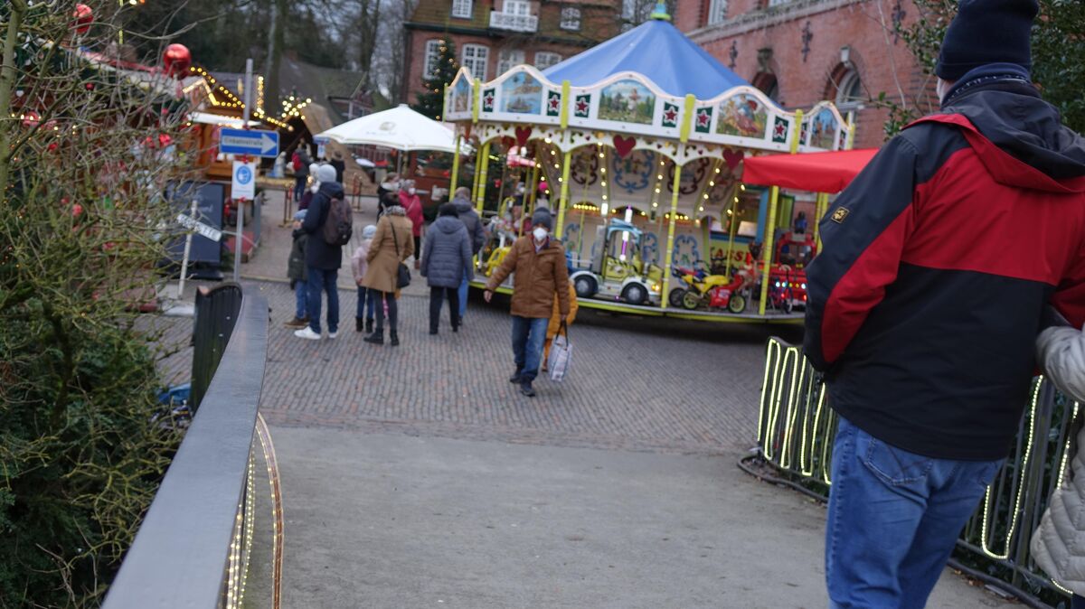 Der Weihnachtsmarkt rund um das Schloss Ritzebüttel war am Sonntagnachmittag von einigen Menschen besucht. Insgesamt zog Veranstalter Christian Marinello aber eher eine bittere Bilanz. Foto: Bohlmann-Drammeh