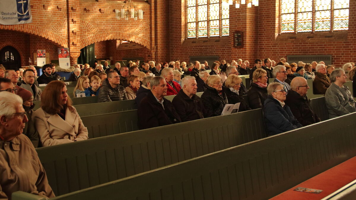 Neben Gemeindemitgliedern lauschten dem Gottesdienst auch Besatzungsmitglieder eines im Hafen liegenden Schiffes. Foto: Koppe