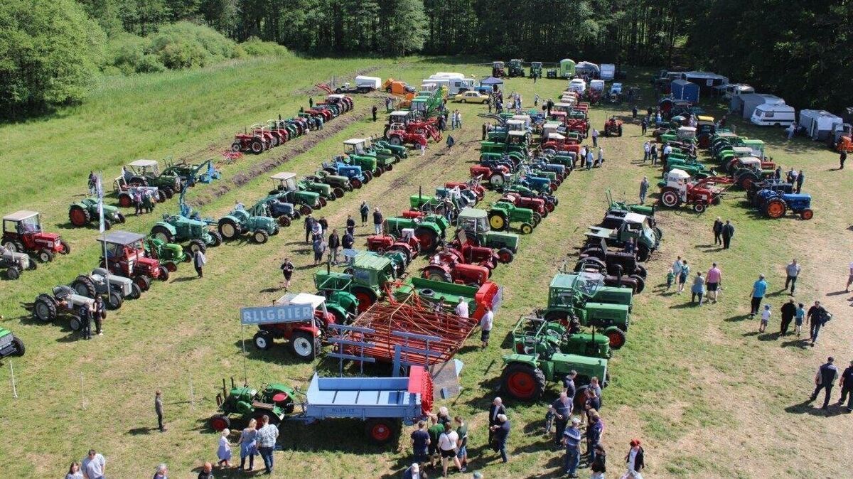Ein Teil der Oldtimer-Trecker legt eine weite Anreise zurück, um beim Treffen in Hemmoor dabei zu sein. Foto: Lange