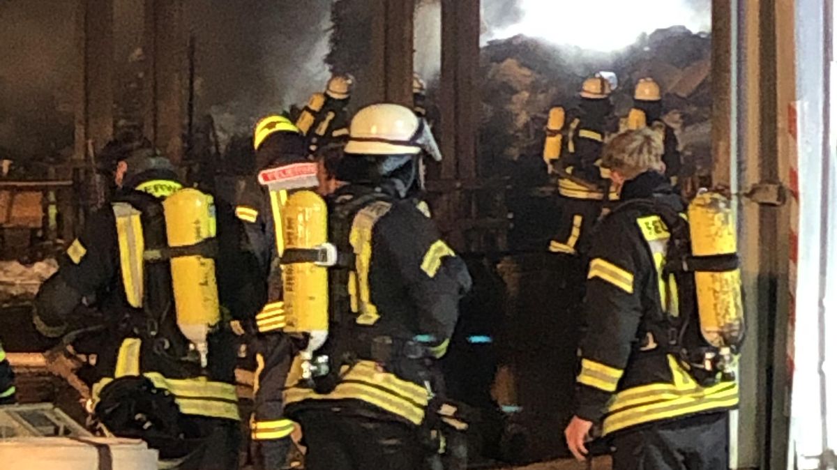 Als eine Materialschlacht bezeichnet Feuerwehr-Chef Stephan Matthäus den Einsatz der Feuerwehren in der brennenden Müllhalle. Foto: Feuerwehr