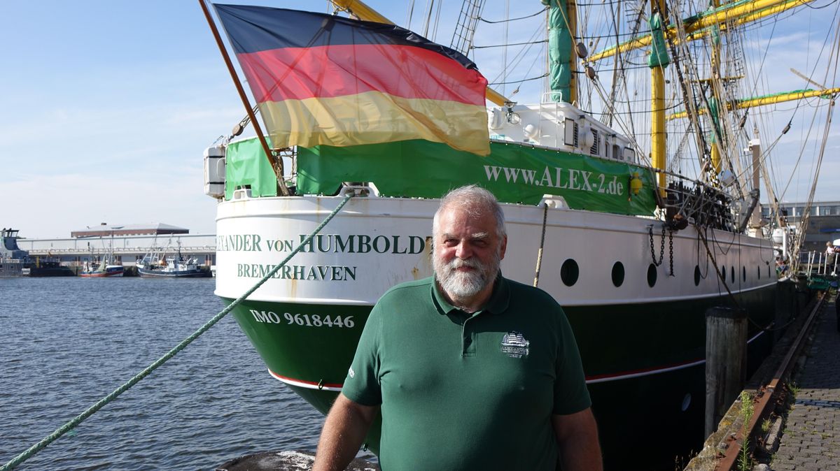 Seit seiner Pensionierung vor vier Jahren fährt Kapitän Ralf Gütlein zweimal jährlich auf der "Alex". Foto: Fischer