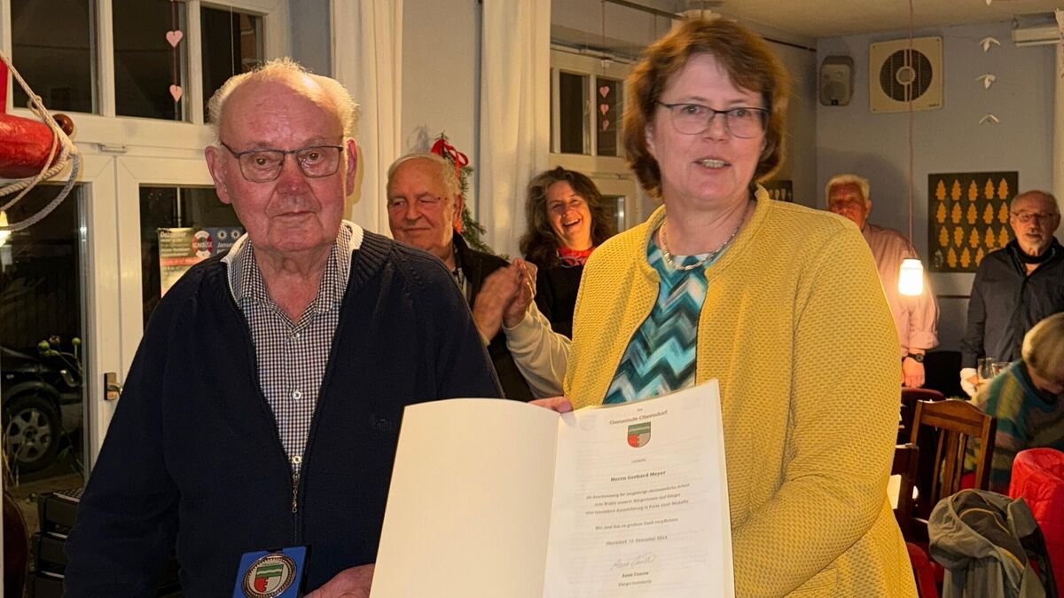 Bürgermeisterin Anne Cunow überreicht Gerhard Meyer die Ehrenurkunde für sein langjähriges Engagement bei der Feuerwehr Oberndorf. Foto: Gemeinde Oberndorf