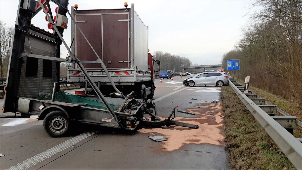 Das Auto kollidiert auf der Autobahn mit einem Sicherungsanhänger. Foto: Polizei