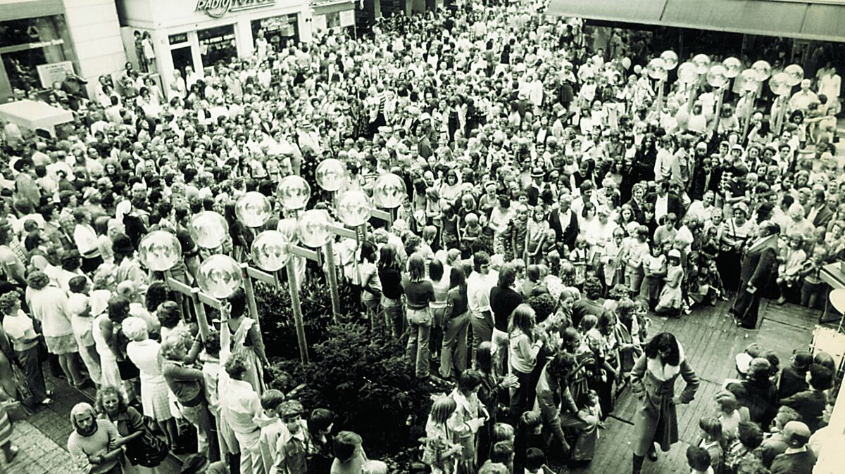 In der Fußgängerzone drängte sich bei der Eröffnung im Jahr 1975 ganz Cuxhaven. Foto: CNV-Archiv