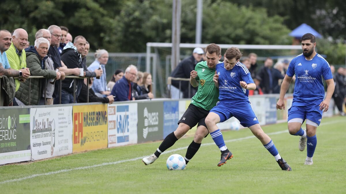 Geversdorfs Tizian Engler im Zweikampf. Geversdorf nutzte die sich bietenden Chancen konsequent. Foto: Unruh