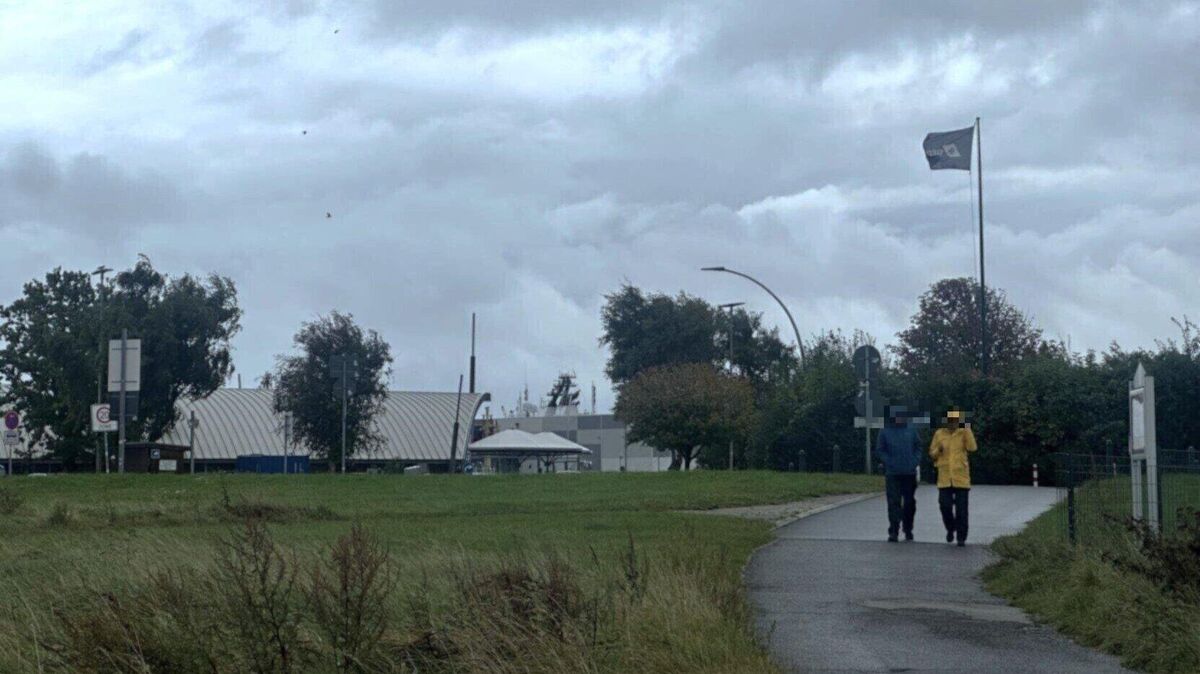 Sturmtief "Zack" sorgt in Cuxhaven für Regen und Wind. Nur wenige Einsätze sind nötig, die Feuerwehr beseitigt unter anderem umgestürzte Bäume. Foto: Francke