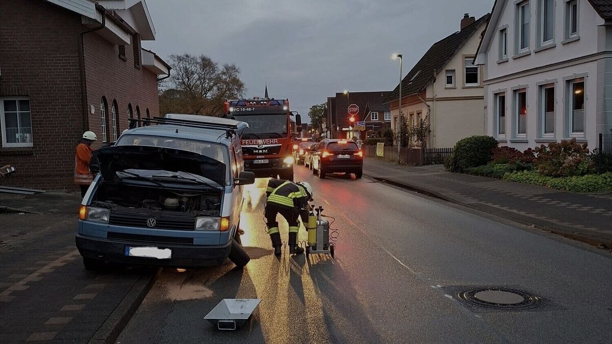 An der Vorderachse eines Transporters kam es zu einem mechanischen Defekt, in dessen Folge die Antriebswelle aus dem Getriebe fiel. Foto: Feuerwehr